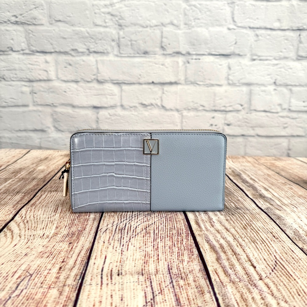 New Victoria's Secret The Victoria Wallet Limited Edition Blue Croc Pebble